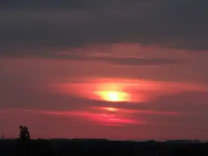 Na, erkennen Sie schon etwas? Ein Sonnenaufgang, keine Frage. Aber noch etwas detaillierter betrachtet?