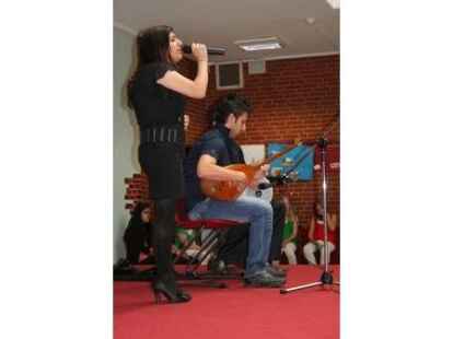 Eine Gesangsdarbietung aus 1001 Nacht pr&auml;sentierten Sch&uuml;ler der Sprachlernklasse.