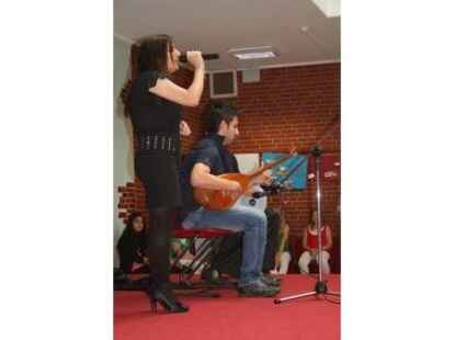 Eine Gesangsdarbietung aus 1001 Nacht pr&auml;sentierten Sch&uuml;ler der Sprachlernklasse.