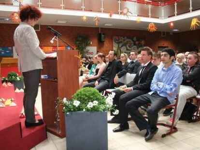 Schulleiterin Dorit Hielscher gratulierte den Absolventen.