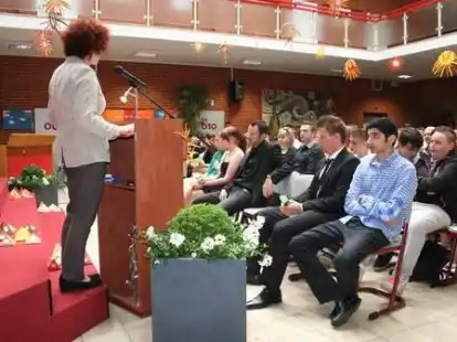 Schulleiterin Dorit Hielscher gratulierte den Absolventen.