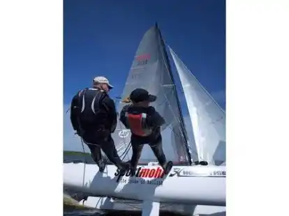 Tolle Bilder entstanden bei der Katamaran-Kurparkregatta auf dem Zwischenahner-Meer. Bei bestem Wetter zeigten die Segler, was sie alles drauf haben, wie die beiden hier oben: Absolute Vorzeige-Pose!