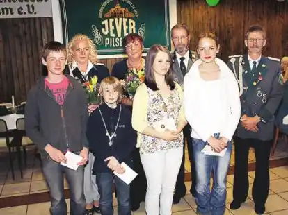 Dem neuen Accumer K&ouml;nigshaus geh&ouml;ren (hinten, von links) Adjutantin Angela Schuster, Sch&uuml;tzenk&ouml;nigin Lia M&uuml;nstermann, Sch&uuml;tzenk&ouml;nig Heribert M&uuml;nstermann und Adjutant Roland Siegmund sowie (vorne, von links) Jugend-Adjutant Cassian Diers, Jugendk&ouml;nig Manuel Durx, Jugendk&ouml;nigin Linda Steffens und Adjutantin Tabea Krupa an.