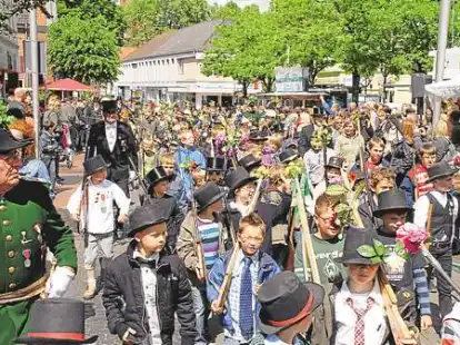 Ein starkes Kinderregiment war vom Rathaus aus in den Krandel ausmarschiert.
