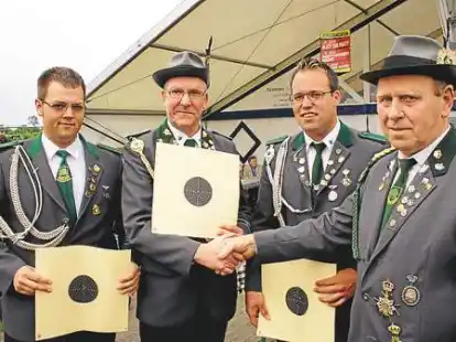 Sch&uuml;tzenpr&auml;sident Erwin Hobbiesiefken (rechts) gratuliert dem neuen Sch&uuml;tzenk&ouml;nig Peter Oeltjen. Erster Adjutant Sebastian Schnieder (links), zweiter Adjutant Kai Behrens (3. von links)Geehrte (vorne, v.l.): G&uuml;nther Hedemann, Konrad Schr&ouml;der, Gerriet Ohmstede, Folkert Siems und (hinten, v.l.): Margret und Manfred Theilsiefje, Johann Beeken sowie (nicht auf dem Bild) J&uuml;rgen Beeken.