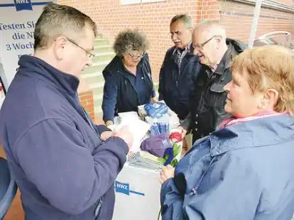 Gespr&auml;che &uuml;ber die Innenstadt (von links): Torsten Wewer und Ina Falk (NWZ) mit den Brakern Raimund Zimmermann, Manfred Brau und Irma Gelhaar. Elisabeth Lorenz Diana ThielHolger Gerdes Heino BuerhoopGisela Hopp Hans Barkowski Friedrich GelhaarOskar Kuchelmeister Barbara Klau&szlig;Marita van AtteveldHenning von Schele Helga Arndt