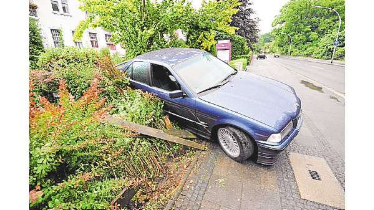 Auto landet im