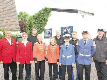 Spenden von der K&ouml;nigskompanie (vorn, von links): Johannes Rohde, Andreas Traute, Conny Wolter, Pia-Marie Kolloge, Marko Havekost, Martin Posenauer und Jens Kuraschinski mit (dahinter) den K&ouml;nigen Bernd Schr&ouml;der, Ludger Kramer und Volker B&ouml;ttjer auf dem Areal des einstigen &bdquo;Zisch&ldquo;-Getr&auml;nkemarktes an der S&ouml;gestra&szlig;e.