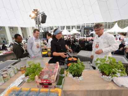 Das Festival &bdquo;Oldenburg kocht&ldquo; ist er&ouml;ffnet worden. Der Auftakt stand unter dem Motto &bdquo;S&uuml;dafrika Begegnungen&ldquo;.