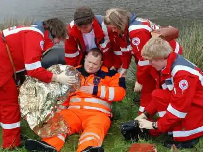 Die Mitglieder des Deutschen Roten Kreuzes demonstrierten am Sonnabend ihre Leistungsst&auml;rke beim Kreiswettbewerb ?Erste Hilfe? in Str&uuml;cklingen. Wettkampfmannschaften aus dem ganzen Landkreis Cloppenburg traten gegeneinander an. Am Ende gewann das DRK Garrel und f&auml;hrt jetzt zum Bundesentscheid.