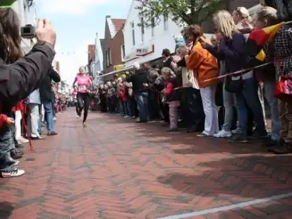 Auf hohen Abs&auml;tzen sprinten die Teilnehmerinnen ins Ziel.