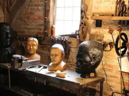 Design mit K&ouml;pfchen: Bei der Er&ouml;ffnung der Skulpturenausstellung im Heimatmuseum Wiefelstede gab es 