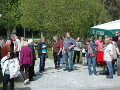 Zahlreiche Besucher waren zu der Kundgebung auf dem Weberei-Gel&auml;nde gekommen, wo es Ansprachen, Musik und ein Interview mit den B&uuml;rgermeistern der Region gab.