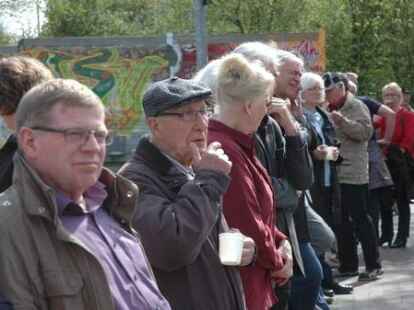 Zahlreiche Besucher waren zu der Kundgebung auf dem Weberei-Gel&auml;nde gekommen, wo es Ansprachen, Musik und ein Interview mit den B&uuml;rgermeistern der Region gab.
