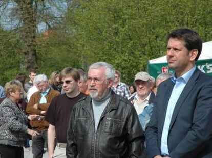 Zahlreiche Besucher waren zu der Kundgebung auf dem Weberei-Gel&auml;nde gekommen, wo es Ansprachen, Musik und ein Interview mit den B&uuml;rgermeistern der Region gab.