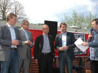 Zahlreiche Besucher waren zu der Kundgebung auf dem Weberei-Gel&auml;nde gekommen, wo es Ansprachen, Musik und ein Interview mit den B&uuml;rgermeistern der Region gab.