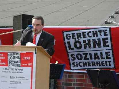 Zahlreiche Besucher waren zu der Kundgebung auf dem Weberei-Gel&auml;nde gekommen, wo es Ansprachen, Musik und ein Interview mit den B&uuml;rgermeistern der Region gab.