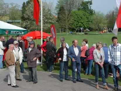 Zahlreiche Besucher waren zu der Kundgebung auf dem Weberei-Gel&auml;nde gekommen, wo es Ansprachen, Musik und ein Interview mit den B&uuml;rgermeistern der Region gab.