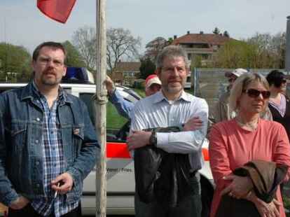 Zahlreiche Besucher waren zu der Kundgebung auf dem Weberei-Gel&auml;nde gekommen, wo es Ansprachen, Musik und ein Interview mit den B&uuml;rgermeistern der Region gab.