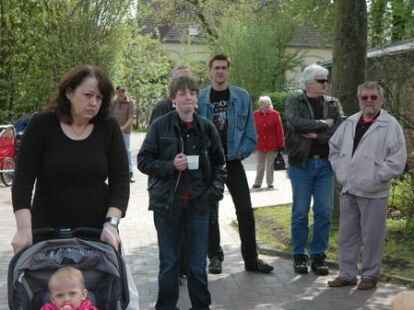 Zahlreiche Besucher waren zu der Kundgebung auf dem Weberei-Gel&auml;nde gekommen, wo es Ansprachen, Musik und ein Interview mit den B&uuml;rgermeistern der Region gab.