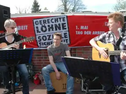 Zahlreiche Besucher waren zu der Kundgebung auf dem Weberei-Gel&auml;nde gekommen, wo es Ansprachen, Musik und ein Interview mit den B&uuml;rgermeistern der Region gab.