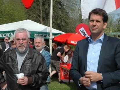 Zahlreiche Besucher waren zu der Kundgebung auf dem Weberei-Gel&auml;nde gekommen, wo es Ansprachen, Musik und ein Interview mit den B&uuml;rgermeistern der Region gab.