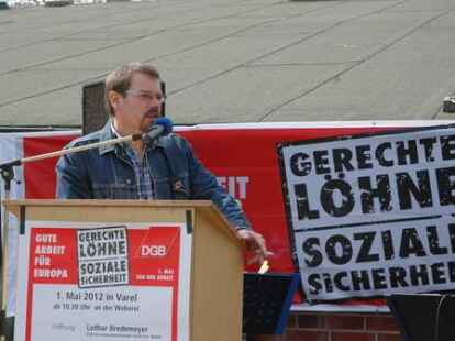 Zahlreiche Besucher waren zu der Kundgebung auf dem Weberei-Gel&auml;nde gekommen, wo es Ansprachen, Musik und ein Interview mit den B&uuml;rgermeistern der Region gab.