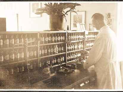 Apotheke im Wandel der Zeiten: Klaus-J&ouml;rg Ganse-Dumrath in der Rezeptur, wo Medikamente hergestellt wurde.