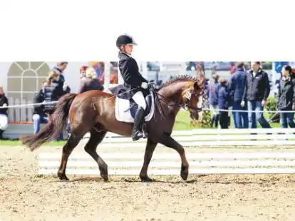 Platzierten sich am letzten Turniertag auf der Anlage des RV H&ouml;ven in der Dressurpr&uuml;fung der Klasse A: Caprice Brandes (RV H&ouml;ven) und Robby