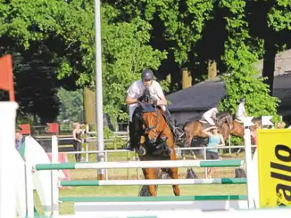 Wurde in einer Zeitspringpr&uuml;fung der Klasse S Dritter: Mario Stevens (Molbergen) mit Que Pasa