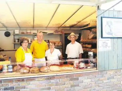 Gisela, Ralf und Maren Splitthoff freuen sich gemeinsam mit Detlef Osterthun &uuml;ber den Erfolg der Backtage.