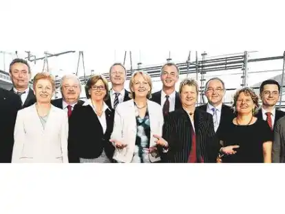 Das rot-gr&uuml;ne Kabinett von Nordrhein-Westfalens neuer Ministerpr&auml;sidentin Hannelore Kraft (SPD, Mitte) beim &bdquo;Mannschaftsfoto&ldquo; (v.l.) im D&uuml;sseldorfer Landtag: Harry Kurt Voigtsberger (SPD, Wirtschaft), Horst Becker (Gr&uuml;ne, Parlamentarischer Staatssekret&auml;r f&uuml;r Verkehr), Angelica Schwall-D&uuml;ren (SPD, Europa), Guntram Schneider (SPD, Arbeit), Ute Sch&auml;fer (SPD, Familie), Ralf J&auml;ger (SPD, Innen), Hannelore Kraft, Johannes Remmel (Gr&uuml;ne, Umwelt), Vize-Ministerpr&auml;sidentin Sylvia L&ouml;hrmann (Gr&uuml;ne, Bildung), Norbert Walter-Borjans (SPD, Finanzen), Svenja Schulze (SPD, Wissenschaft), Thomas Kutschaty (SPD, Justiz) und Barbara Steffens (Gr&uuml;ne, Gesundheit)