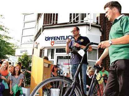 Auktionator Oliver Gall versteigerte Fundsachen zugunsten der Jugendabteilung des FC Hude.