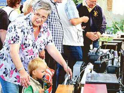 Das St&ouml;bern auf dem H&ouml;kermarkt der Lions war bei Jung und Alt beliebt.