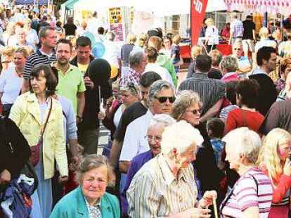 B&uuml;rgerfest f&uuml;r alle Generationen: Das Flanieren auf der Ortsdurchfahrt war bei Jung und Alt gleicherma&szlig;en  beliebt.