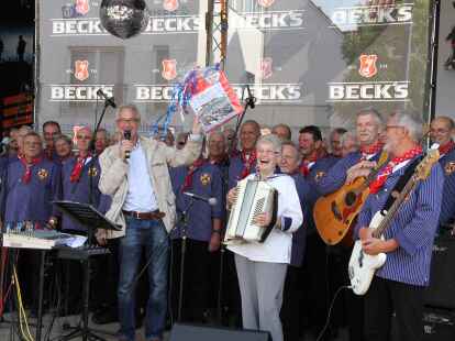 B&uuml;rgermeister Axel Jahnz erhielt beim Shantychor-Treffen ein Pr&auml;sent.