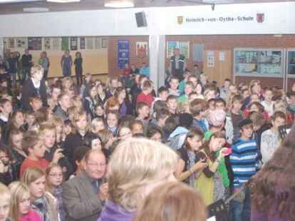 Gemeinsam Musizieren: Gemeinsam haben die polnischen und die deutschen Sch&uuml;ler &bdquo;Fireflies&ldquo; von Owl City geprobt und dann vorgetragen.