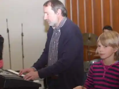 Gemeinsam Musizieren: Gemeinsam haben die polnischen und die deutschen Sch&uuml;ler &bdquo;Fireflies&ldquo; von Owl City geprobt und dann vorgetragen.