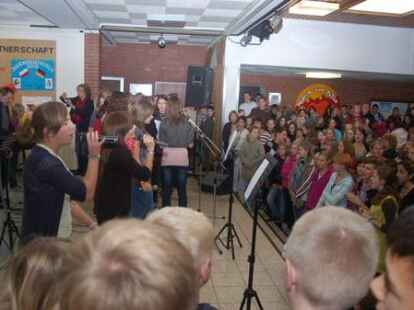 Gemeinsam Musizieren: Gemeinsam haben die polnischen und die deutschen Sch&uuml;ler &bdquo;Fireflies&ldquo; von Owl City geprobt und dann vorgetragen.