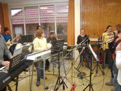 Gemeinsam Musizieren: Gemeinsam haben die polnischen und die deutschen Sch&uuml;ler &bdquo;Fireflies&ldquo; von Owl City geprobt und dann vorgetragen.