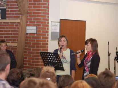 Gemeinsam Musizieren: Gemeinsam haben die polnischen und die deutschen Sch&uuml;ler &bdquo;Fireflies&ldquo; von Owl City geprobt und dann vorgetragen.