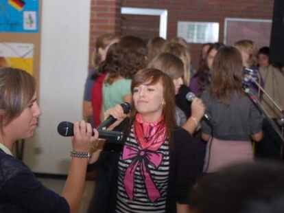 Gemeinsam Musizieren: Gemeinsam haben die polnischen und die deutschen Sch&uuml;ler &bdquo;Fireflies&ldquo; von Owl City geprobt und dann vorgetragen.