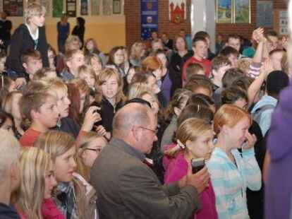 Gemeinsam Musizieren: Gemeinsam haben die polnischen und die deutschen Sch&uuml;ler &bdquo;Fireflies&ldquo; von Owl City geprobt und dann vorgetragen.