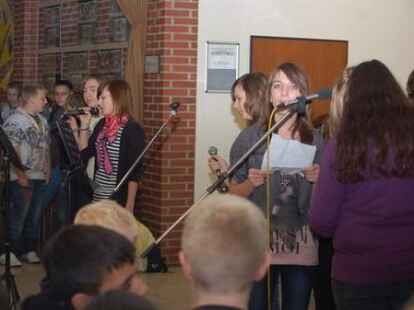 Gemeinsam Musizieren: Gemeinsam haben die polnischen und die deutschen Sch&uuml;ler &bdquo;Fireflies&ldquo; von Owl City geprobt und dann vorgetragen.