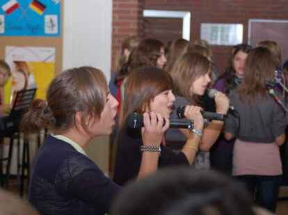 Gemeinsam Musizieren: Gemeinsam haben die polnischen und die deutschen Sch&uuml;ler &bdquo;Fireflies&ldquo; von Owl City geprobt und dann vorgetragen.