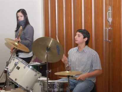 Gemeinsam Musizieren: Gemeinsam haben die polnischen und die deutschen Sch&uuml;ler &bdquo;Fireflies&ldquo; von Owl City geprobt und dann vorgetragen.