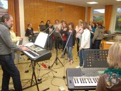 Gemeinsam Musizieren: Gemeinsam haben die polnischen und die deutschen Sch&uuml;ler &bdquo;Fireflies&ldquo; von Owl City geprobt und dann vorgetragen.