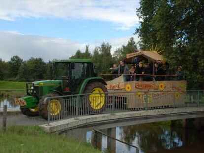 23 bunt geschm&uuml;ckte Wagen beteiligten sich am Sonnabend am Umzug zum Erntefest in Neuenwege. Gestartet wurde beim Hof Reuter an der Holler Landstra&szlig;e. Dort wurde vor dem Umzug der Erntegottesdienst gefeiert und die 