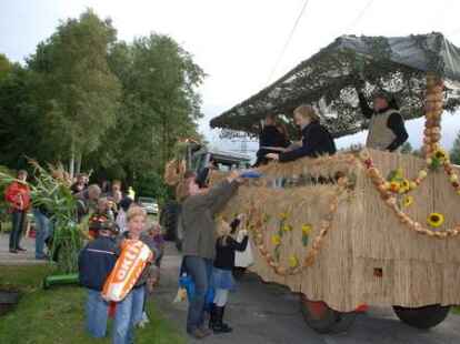 23 bunt geschm&uuml;ckte Wagen beteiligten sich am Sonnabend am Umzug zum Erntefest in Neuenwege. Gestartet wurde beim Hof Reuter an der Holler Landstra&szlig;e. Dort wurde vor dem Umzug der Erntegottesdienst gefeiert und die 