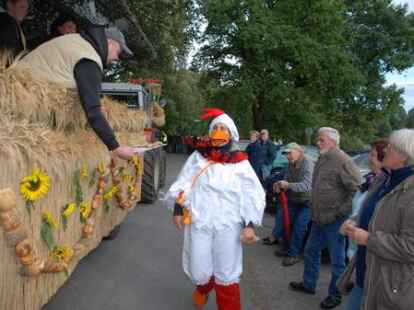 23 bunt geschm&uuml;ckte Wagen beteiligten sich am Sonnabend am Umzug zum Erntefest in Neuenwege. Gestartet wurde beim Hof Reuter an der Holler Landstra&szlig;e. Dort wurde vor dem Umzug der Erntegottesdienst gefeiert und die 